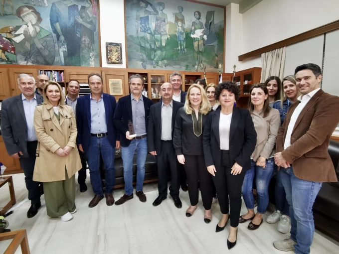 Εργαζόμενοι της Gilead στο γραφείο Δημάρχου Τρικκαίων Εργαζόμενοι της Gilead στο γραφείο Δημάρχου Τρικκαίων