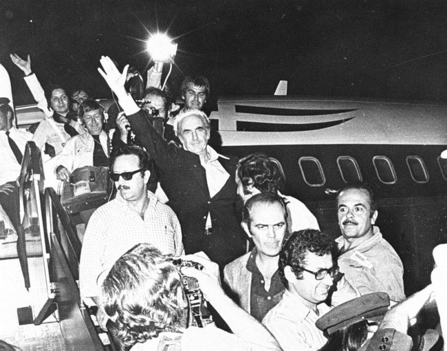 Η επιστροφή του Ανδρέα Παπανδρέου στην Ελλάδα μετά την πτώση της χούντας / Φωτ.: ΑΠΕ-ΜΠΕ Η επιστροφή του Ανδρέα Παπανδρέου στην Ελλάδα μετά την πτώση της χούντας / Φωτ.: ΑΠΕ-ΜΠΕ