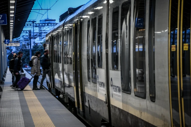 Επιβάτες ανεβαίνουν σε τρένο / Eurokinissi Επιβάτες ανεβαίνουν σε τρένο / Eurokinissi