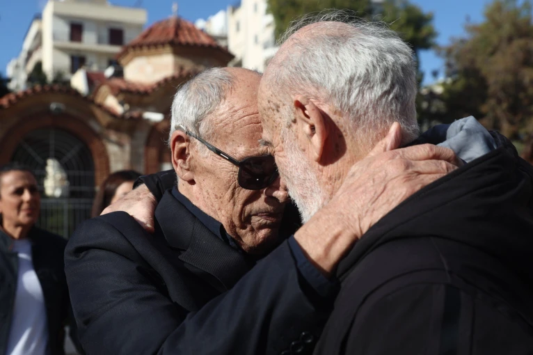 Η θερμή αγκαλιά Δημαρά - Λιάνη στην κηδεία του Κώστα Χαρδαβέλλα (φωτο: Eurokinissi) Η θερμή αγκαλιά Δημαρά - Λιάνη στην κηδεία του Κώστα Χαρδαβέλλα (φωτο: Eurokinissi)