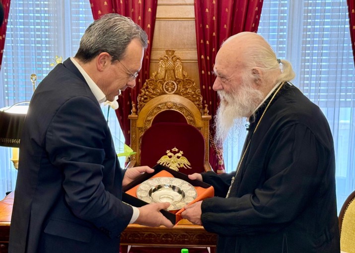 Ο Σωκράτης Φάμμελος με τον Αχριεπίσκοπο Ιερώνυμο / πηγή: Eurokinissi Ο Σωκράτης Φάμμελος με τον Αχριεπίσκοπο Ιερώνυμο / πηγή: Eurokinissi
