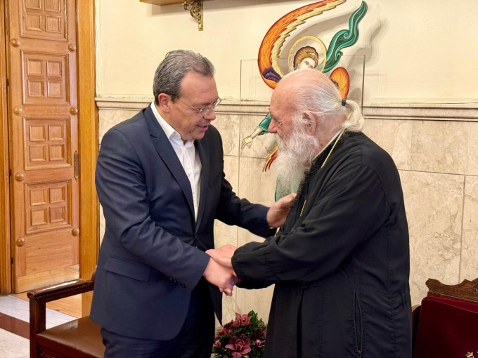 Ο Σωκράτης Φάμμελος με τον Αχριεπίσκοπο Ιερώνυμο / πηγή: Eurokinissi Ο Σωκράτης Φάμμελος με τον Αχριεπίσκοπο Ιερώνυμο / πηγή: Eurokinissi