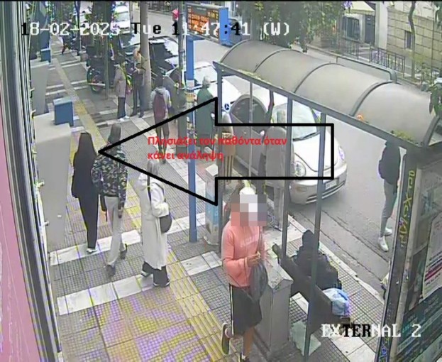 Πλάνα από τη δράση της «θηλυκής συμμορίας» στον Πειραιά Πλάνα από τη δράση της «θηλυκής συμμορίας» στον Πειραιά