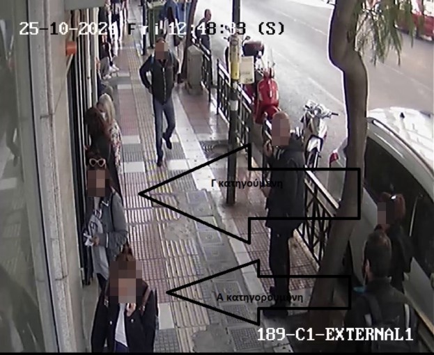 Πλάνα από τη δράση της «θηλυκής συμμορίας» στον Πειραιά Πλάνα από τη δράση της «θηλυκής συμμορίας» στον Πειραιά