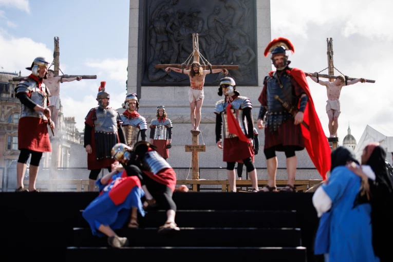 Αναπαράσταση της σύλληψης, της δίκης και της Σταύρωσης στην πλατεία Trafalgar του Λονδίνου / Φωτογραφία ΑΠΕ - EPA Αναπαράσταση της σύλληψης, της δίκης και της Σταύρωσης στην πλατεία Trafalgar του Λονδίνου / Φωτογραφία ΑΠΕ - EPA