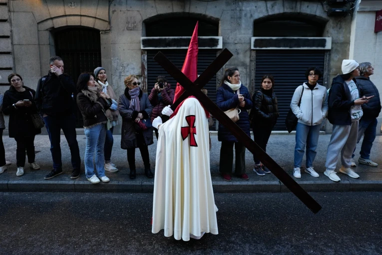 Oι nazarenos φορούν την παραδοσιακή στολή ανήμερα της Μεγάλης Παρασκευής / φωτογραφία αρχείου ΑΠΕ - EPA Oι nazarenos φορούν την παραδοσιακή στολή ανήμερα της Μεγάλης Παρασκευής / φωτογραφία αρχείου ΑΠΕ - EPA