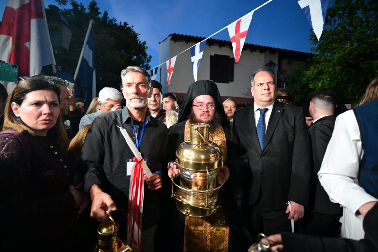 Το Άγιο Φως στο Μετόχι του Παναγίου Τάφου - Eurokinissi Το Άγιο Φως στο Μετόχι του Παναγίου Τάφου - Eurokinissi