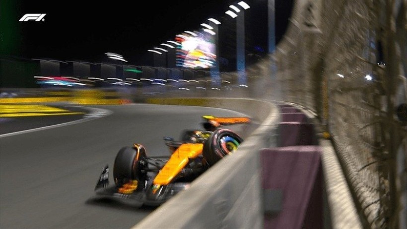 Φωτογραφία: F1.com video. Ο Lando Norris είχε μια έξοδο πάνω από το κράσπεδο που έστειλε τον Βρετανό στον τοίχο στην έξοδο της στροφής 5 . Φωτογραφία: F1.com video. Ο Lando Norris είχε μια έξοδο πάνω από το κράσπεδο που έστειλε τον Βρετανό στον τοίχο στην έξοδο της στροφής 5 .