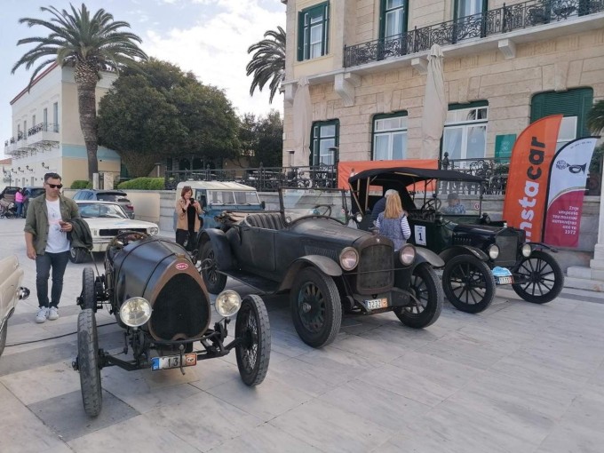 Τρία προπολεμικά σπάνια τετράτροχα συμμετείχαν στη διαδρομή από το Poseidonion Grand Hotel προς την παραλία της Αγίας Παρασκευής. Από δεξιά, Ford Model T (1917), Hupmobile R (1920) Bugatti (1923) Τρία προπολεμικά σπάνια τετράτροχα συμμετείχαν στη διαδρομή από το Poseidonion Grand Hotel προς την παραλία της Αγίας Παρασκευής. Από δεξιά, Ford Model T (1917), Hupmobile R (1920) Bugatti (1923)
