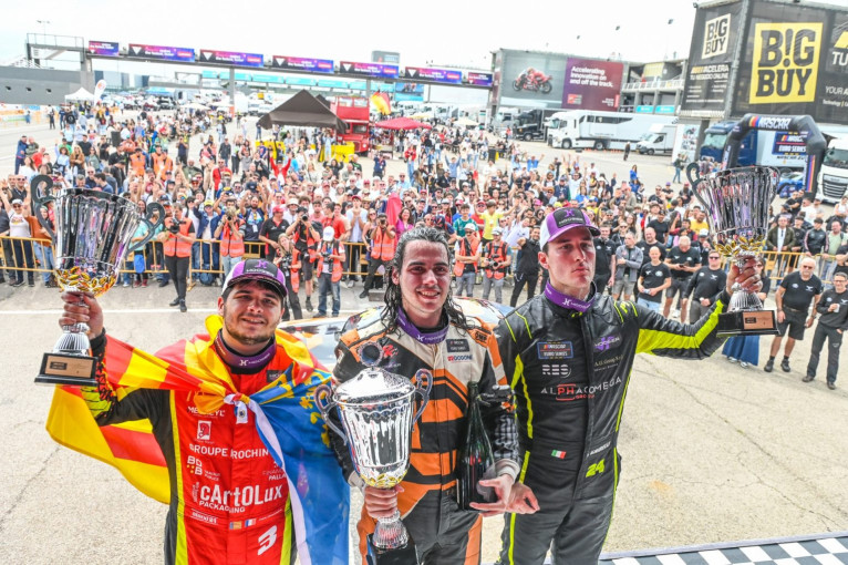 krasonis-valencia-sunday-podium.jpg?v=0 krasonis-valencia-sunday-podium.jpg?v=0