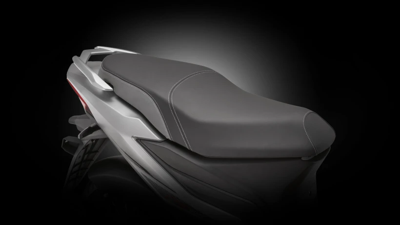 qjmotor-lts-125s-seat.jpg?v=0 qjmotor-lts-125s-seat.jpg?v=0