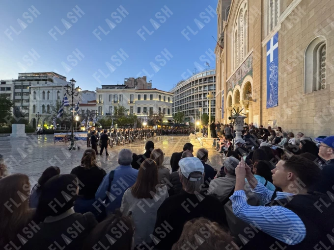 Πλήθος πιστών στη Μητρόπολη Αθηνών (φωτο: Flash.g/Γιάννης Κέμμος) Πλήθος πιστών στη Μητρόπολη Αθηνών (φωτο: Flash.g/Γιάννης Κέμμος)