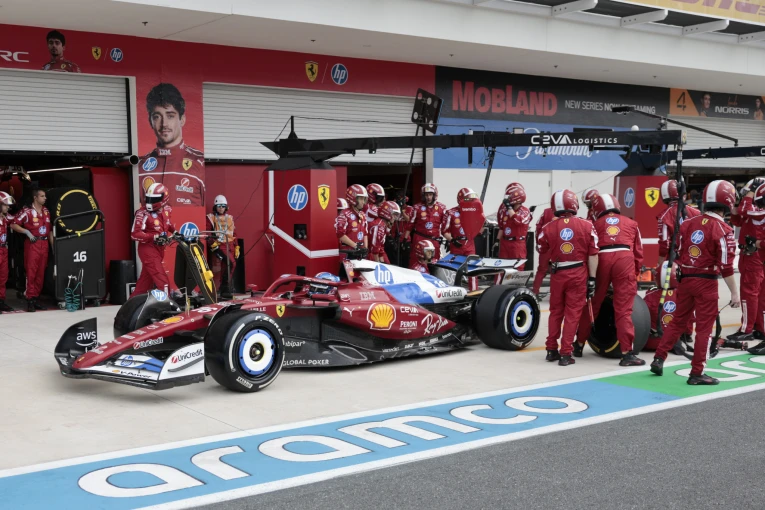 Φωτογραφία αρχείου: ΑΠΕ-ΜΠΕ Grand Prix Μαϊάμι Leclerc pit box Φωτογραφία αρχείου: ΑΠΕ-ΜΠΕ Grand Prix Μαϊάμι Leclerc pit box