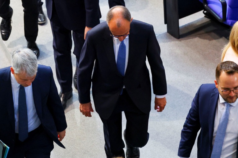 Ο Μερτς αποχωρεί απογοητευμένος από τη Bundestag/Reuters Ο Μερτς αποχωρεί απογοητευμένος από τη Bundestag/Reuters