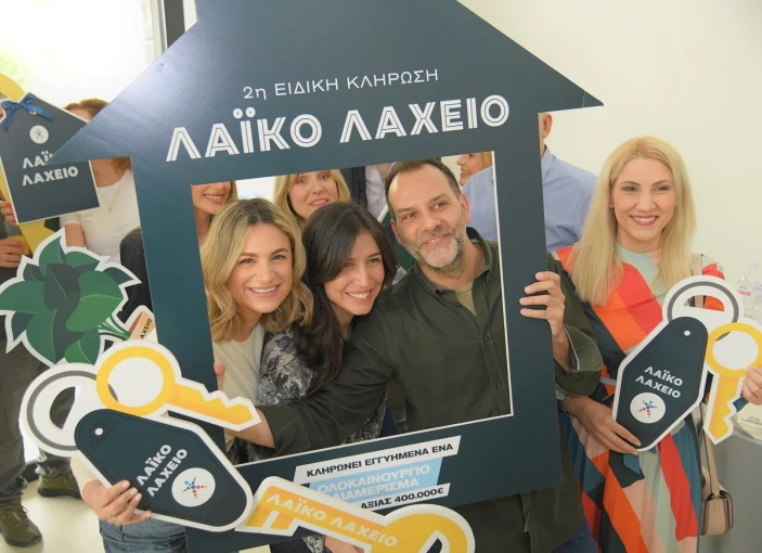 Σε εορταστικό κλίμα η υποδοχή του μεγάλου νικητή του Λαϊκού Λαχείου στο νέο του σπίτι  