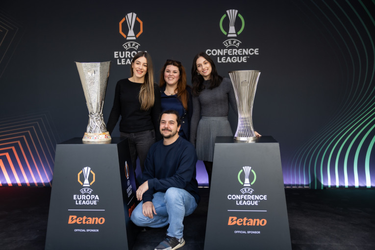 Εργαζόμενοι της Kaizen Gaming στο Kaizen Campus στην Αθήνα φωτογραφίζονται με τα δύο τρόπαια. Εργαζόμενοι της Kaizen Gaming στο Kaizen Campus στην Αθήνα φωτογραφίζονται με τα δύο τρόπαια.