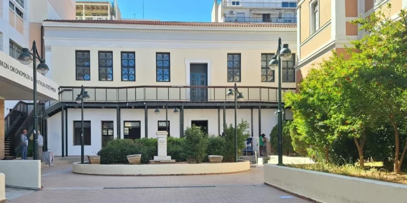 Το κυλικείο της Νομικής Σχολής και η αίθουσα Οικονομίδη μετά την απομάκρυνση των καταληψιών Το κυλικείο της Νομικής Σχολής και η αίθουσα Οικονομίδη μετά την απομάκρυνση των καταληψιών