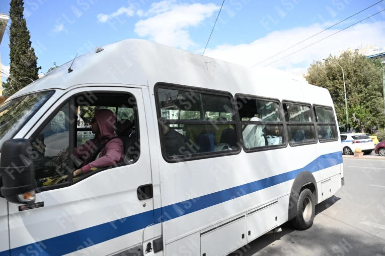 Η στιγμή που οι συλληφθέντες για την επίθεση στη Νομική φτάνουν στην Ευελπίδων - Γιάννης Κέμμος / flash.gr Η στιγμή που οι συλληφθέντες για την επίθεση στη Νομική φτάνουν στην Ευελπίδων - Γιάννης Κέμμος / flash.gr