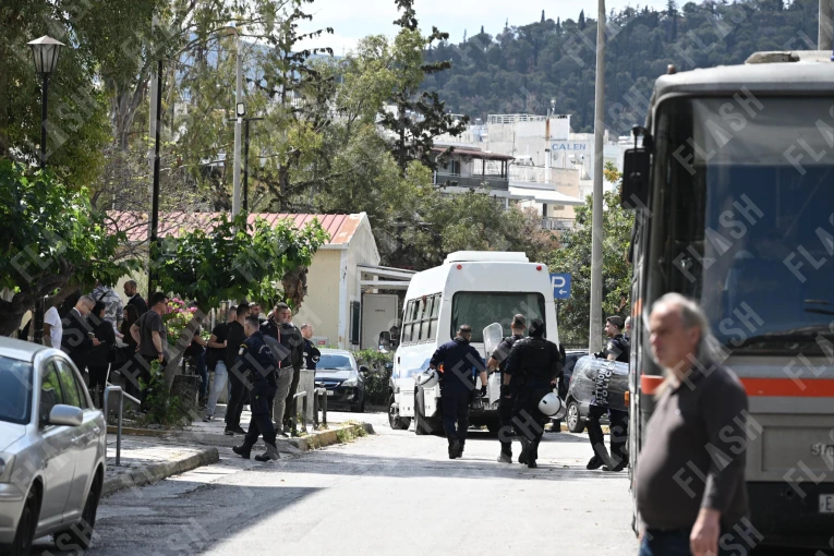 Η στιγμή που οι συλληφθέντες για την επίθεση στη Νομική φτάνουν στην Ευελπίδων - Γιάννης Κέμμος / flash.gr Η στιγμή που οι συλληφθέντες για την επίθεση στη Νομική φτάνουν στην Ευελπίδων - Γιάννης Κέμμος / flash.gr
