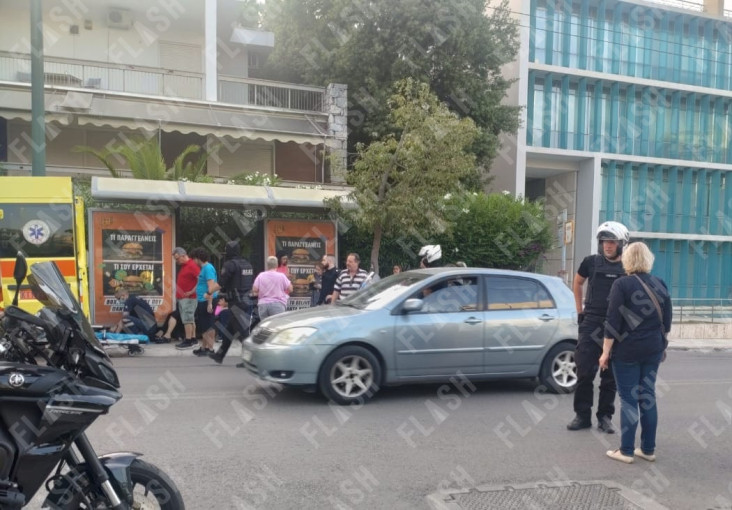 Αυτοκίνητο έπεσε σε στάση λεωφορείου στο Χαλάνδρι / Φωτ.: flash.gr Αυτοκίνητο έπεσε σε στάση λεωφορείου στο Χαλάνδρι / Φωτ.: flash.gr
