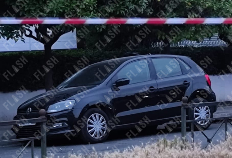 Το αυτοκίνητο που έπεσε πάνω στη στάση στο Χαλάνδρι / Φωτ.: flash.gr Το αυτοκίνητο που έπεσε πάνω στη στάση στο Χαλάνδρι / Φωτ.: flash.gr