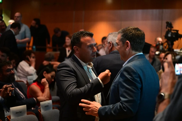 Ο Αλέξης Τσίπρας με τον Ζόραν Ζάεφ (φωτο: Eurokinissi) Ο Αλέξης Τσίπρας με τον Ζόραν Ζάεφ (φωτο: Eurokinissi)