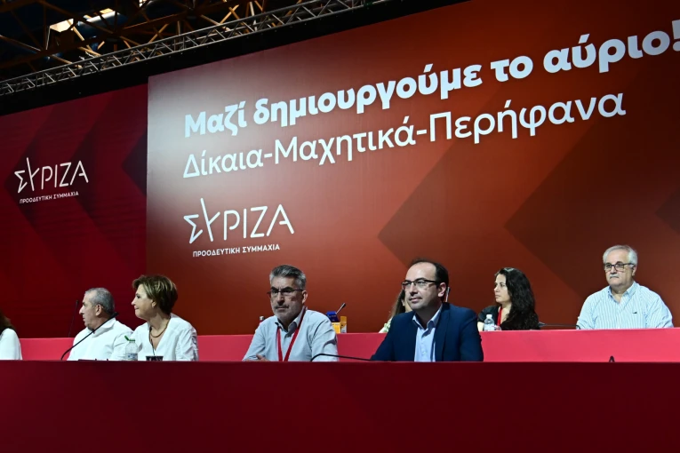 Οι δυο μονάδες του κλιματισμού βρίσκονταν ακριβώς πίσω από την «πλάτη» στην εξέδρα του προεδρείου / Eurokinissi Οι δυο μονάδες του κλιματισμού βρίσκονταν ακριβώς πίσω από την «πλάτη» στην εξέδρα του προεδρείου / Eurokinissi