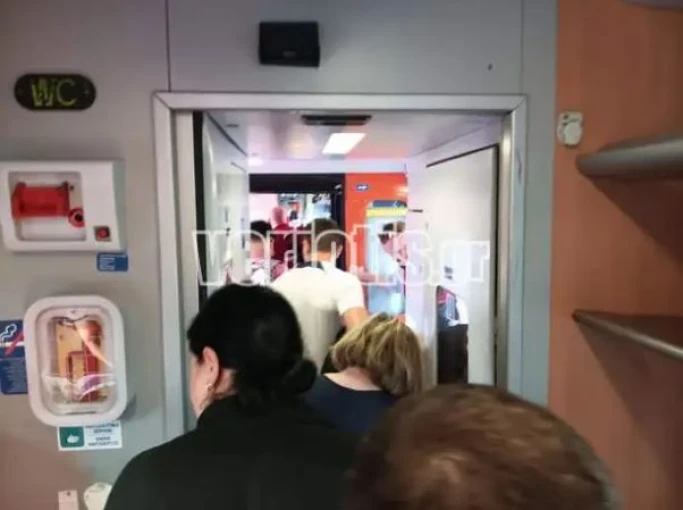 Οι επιβάτες του βαγονιού 7 μετακινούνται προς τα πρώτα βαγόνια του συρμού/VERIOTIS.GR Οι επιβάτες του βαγονιού 7 μετακινούνται προς τα πρώτα βαγόνια του συρμού/VERIOTIS.GR