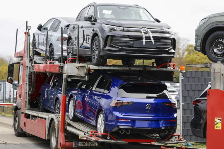 ape-mpenewcars2.jpg ape-mpenewcars2.jpg