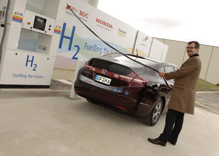 hydrogen-refuelling-station-opens-at-hum-in-swindon.jpg hydrogen-refuelling-station-opens-at-hum-in-swindon.jpg