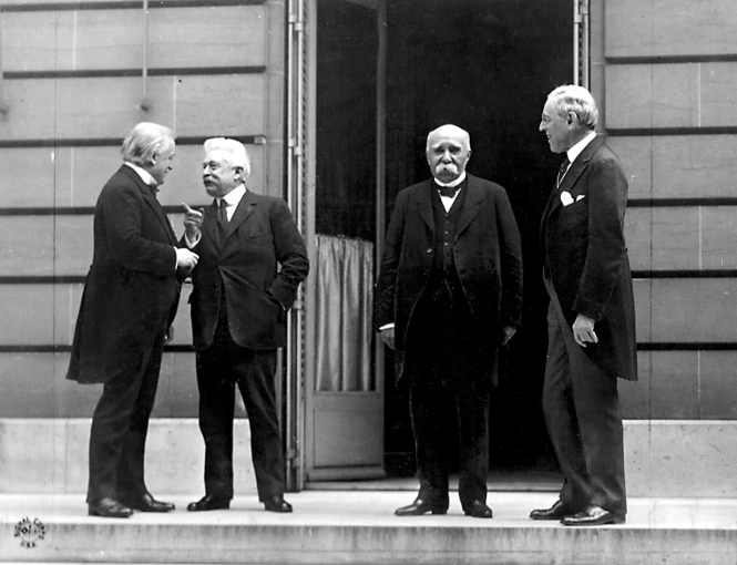 Οι επικεφαλής των «Big Four» (από τα αριστερά στα δεξιά): Ντέιβιντ Λόιντ Τζορτζ (Μεγάλη Βρετανία), Βιτόριο Ορλάντο (Ιταλία), Ζορζ Κλεμανσό (Γαλλία) και Γούντροου Ουίλσον (ΗΠΑ) / Φωτ.: Wikipedia Οι επικεφαλής των «Big Four» (από τα αριστερά στα δεξιά): Ντέιβιντ Λόιντ Τζορτζ (Μεγάλη Βρετανία), Βιτόριο Ορλάντο (Ιταλία), Ζορζ Κλεμανσό (Γαλλία) και Γούντροου Ουίλσον (ΗΠΑ) / Φωτ.: Wikipedia
