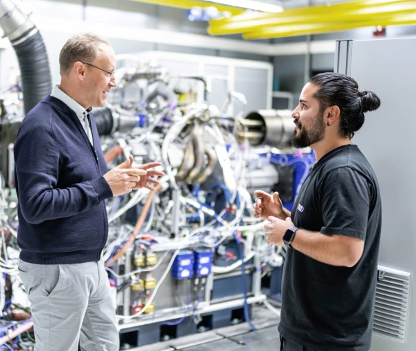 development-of-the-audi-power-unit-stefan-dreyer-left-in-conversation-at-the-test-bench-1.jpg?v=0 development-of-the-audi-power-unit-stefan-dreyer-left-in-conversation-at-the-test-bench-1.jpg?v=0