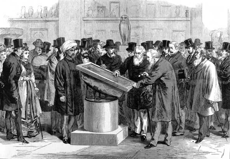 Ειδικοί εξετάζουν τη Στήλη της Ροζέτας το 1874 / Φωτ.: Wikipedia Ειδικοί εξετάζουν τη Στήλη της Ροζέτας το 1874 / Φωτ.: Wikipedia