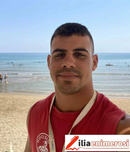 Ο 24χρονος ναυαγοσώστης Γιώργος Νικολόπουλος/Iliaenomerosi. Ο 24χρονος ναυαγοσώστης Γιώργος Νικολόπουλος/Iliaenomerosi.