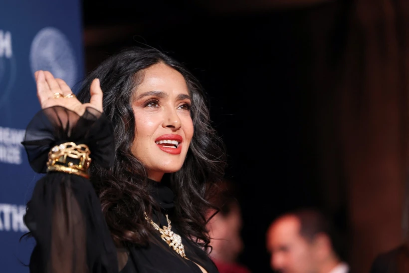 Σάλμα Χάγιεκ: «Αγκαλιάζει» τον χρόνο όπως μόνο εκείνη ξέρει - Το νέο look για το οποίο μιλάνε όλοι | Flash