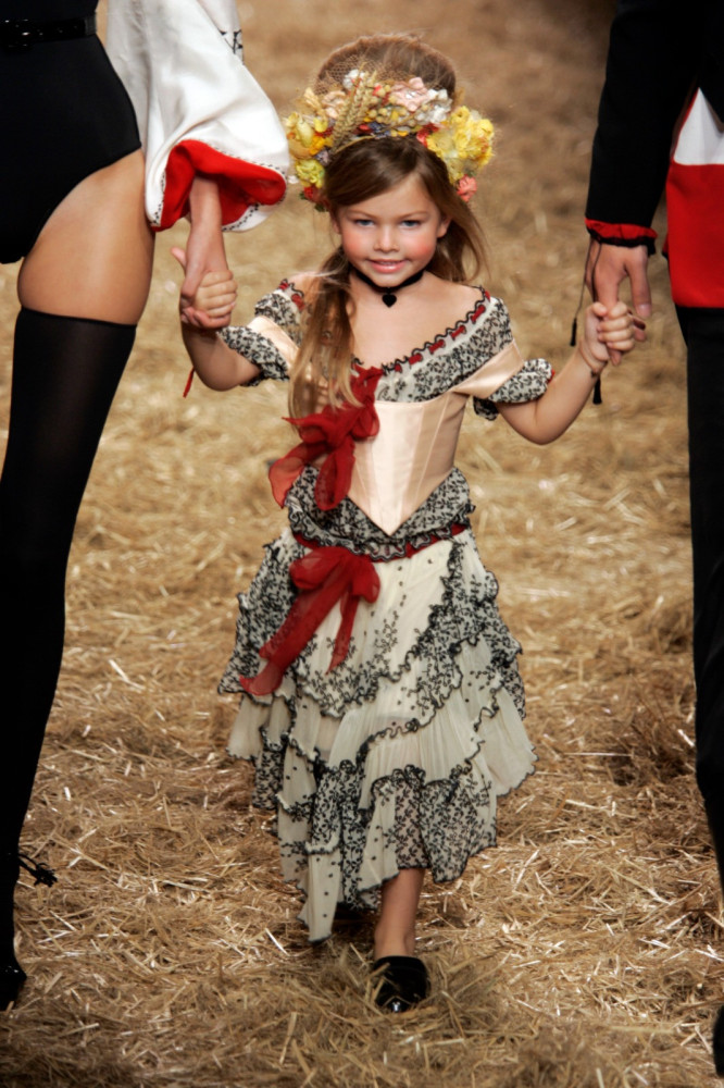 Η Thylane Blondeau σε σόου του Jean Paul Gaultier το 2006 (Photo by Fairchild Archive/Penske Media via Getty Images) Η Thylane Blondeau σε σόου του Jean Paul Gaultier το 2006 (Photo by Fairchild Archive/Penske Media via Getty Images)