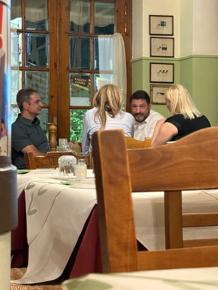 Μητσοτάκης και Χαρδαλιάς με τις οικογένειές τους σε ταβερνάκι στη Δραπετσώνα Μητσοτάκης και Χαρδαλιάς με τις οικογένειές τους σε ταβερνάκι στη Δραπετσώνα