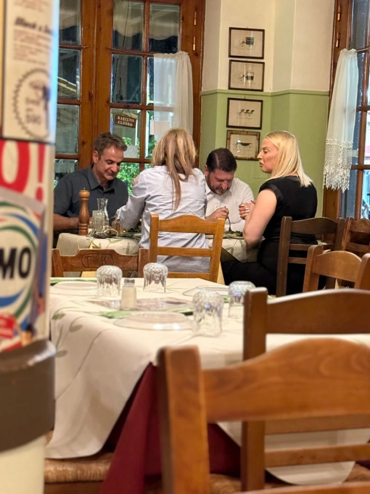 Μητσοτάκης και Χαρδαλιάς με τις οικογένειές τους σε ταβερνάκι στη Δραπετσώνα Μητσοτάκης και Χαρδαλιάς με τις οικογένειές τους σε ταβερνάκι στη Δραπετσώνα