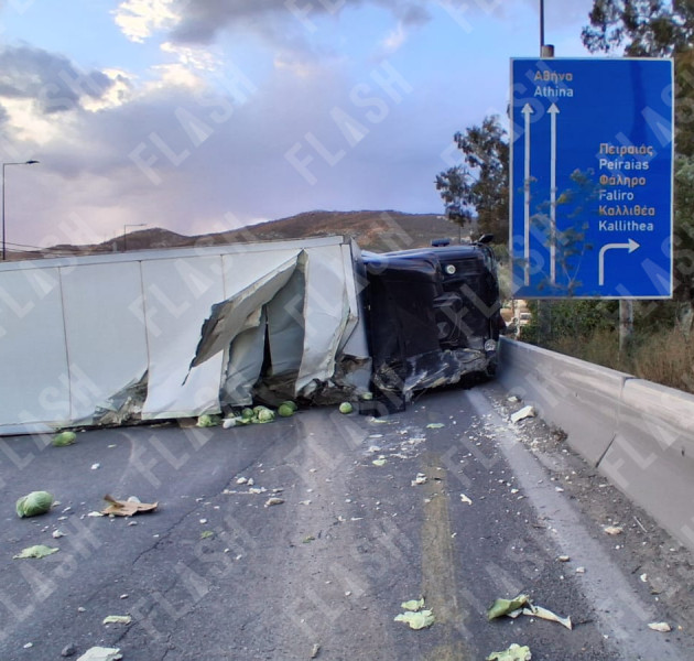 Ανατροπή νταλίκας στη Λεωφόρο Αθηνών: Τραυματίστηκε ο οδηγός - Γέμισε ο δρόμος λάχανα