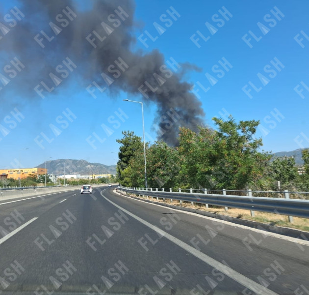 Φωτιά σε εργοστάσιο πλαστικών στη Ριτσώνα: Mήνυμα του 112 - «Κλείστε πόρτες και παράθυρα»