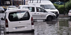 Σαρώνει την Αττική η κακοκαιρία Daniel: Ήχησε το «112» – Περιορίστε τις μετακινήσεις Σαρώνει την Αττική η κακοκαιρία Daniel: Ήχησε το «112» – Περιορίστε τις μετακινήσεις