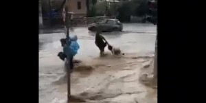 Συγκλονιστικές εικόνες: Χείμαρρος παρασύρει δύο γυναίκες στο κέντρο της Αθήνας Συγκλονιστικές εικόνες: Χείμαρρος παρασύρει δύο γυναίκες στο κέντρο της Αθήνας