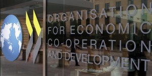 «Καμπανάκι» από ΟΟΣΑ για παγκόσμια ύφεση: Οι δασμοί Τραμπ πλήττουν την παγκόσμια ανάπτυξη «Καμπανάκι» από ΟΟΣΑ για παγκόσμια ύφεση: Οι δασμοί Τραμπ πλήττουν την παγκόσμια ανάπτυξη