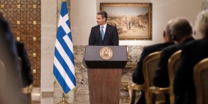 Ο Μητσοτάκης στο Κάιρο για την κρίσιμη σύνοδο για τη Μέση Ανατολή Ο Μητσοτάκης στο Κάιρο για την κρίσιμη σύνοδο για τη Μέση Ανατολή
