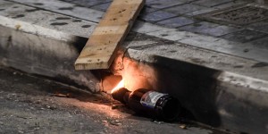 Κουκουλοφόροι πέταξαν πέτρες και μολότοφ σε αστυνομικούς κοντά στο ΑΠΘ - Έξι προσαγωγές Κουκουλοφόροι πέταξαν πέτρες και μολότοφ σε αστυνομικούς κοντά στο ΑΠΘ - Έξι προσαγωγές