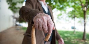 Γαλλία: Έκαψε τον κατάκοιτο παππού της και είπε ότι το έκανε από αγάπη - Γλίτωσε τα ισόβια Γαλλία: Έκαψε τον κατάκοιτο παππού της και είπε ότι το έκανε από αγάπη - Γλίτωσε τα ισόβια
