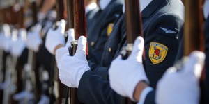Νέες αυξήσεις μισθών σε 200.000 δημοσίους υπαλλήλους και ενστόλους από τον Ιούνιο Νέες αυξήσεις μισθών σε 200.000 δημοσίους υπαλλήλους και ενστόλους από τον Ιούνιο