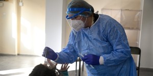 ΕΟΔΥ: Αυξήθηκαν τα κρούσματα της γρίπης - Τρία άτομα έχασαν τη ζωή τους και επτά νοσηλεύονται σε ΜΕΘ ΕΟΔΥ: Αυξήθηκαν τα κρούσματα της γρίπης - Τρία άτομα έχασαν τη ζωή τους και επτά νοσηλεύονται σε ΜΕΘ