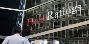 Ο οίκος Fitch αναβάθμισε τις προοπτικές της ελληνικής οικονομίας σε θετικές από σταθερές Ο οίκος Fitch αναβάθμισε τις προοπτικές της ελληνικής οικονομίας σε θετικές από σταθερές