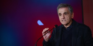 Τσακαλώτος προς Μαρινάκη: Δεν προκύπτει απ' όσα είπα ότι εξαπατήσαμε το λαό με το δημοψήφισμα Τσακαλώτος προς Μαρινάκη: Δεν προκύπτει απ' όσα είπα ότι εξαπατήσαμε το λαό με το δημοψήφισμα
